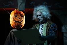 Hauptdarsteller Hubert Wolf - Papa Putz - mit seinem Gespenst. Foto © Gerhard Obermayr